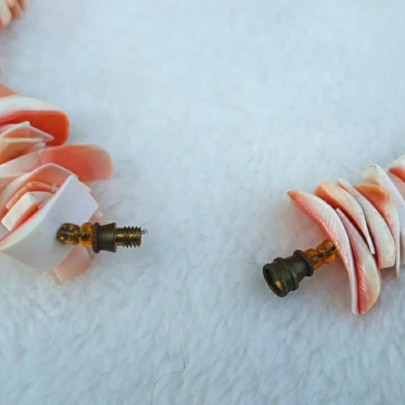 Creamsicle and white colored chunky seashell necklace 18 inches long - Picture 12 of 12